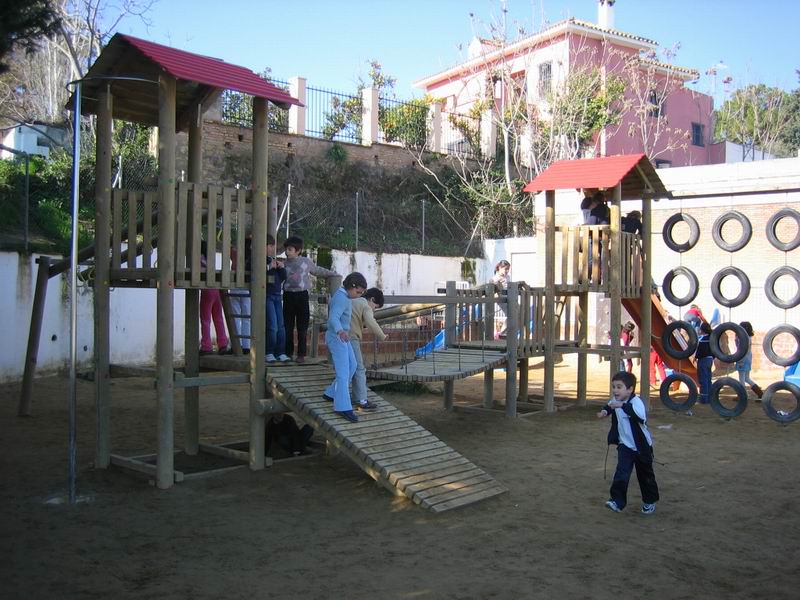 Zona columpios y juegos - Los más pequeños disponen de una zona de recreo con columpios, foso de arena, muelles y distintos juegos donde disfrutan de sus recreos.